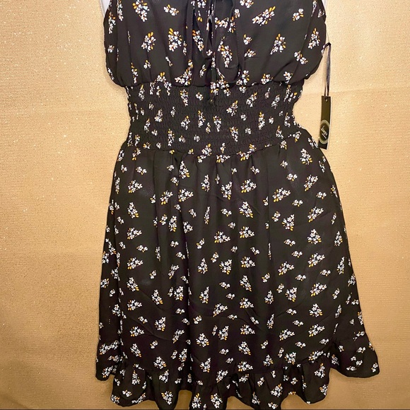 ✨SOLD✨  🎉3 for $15🎉  Black Floral Print Dress - Picture 3 of 3